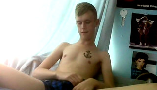 Young homo Austin Ellis does a solo masturbating video