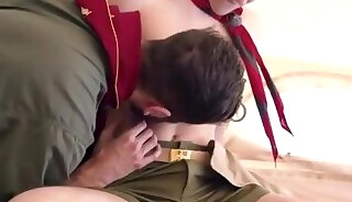 Scoutmaster Barrett et Scout Nathan