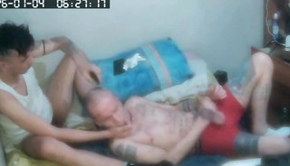 Schiavo rumeno sottomesso è sfregiato con tatuaggi veri