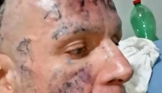 Schiavo sfregiato con tatuaggi veri