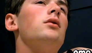 Emo homo fingers his hot ass and wanks his juicy dick