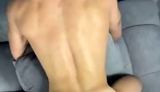 Tatuado vergon se folla a su amigo