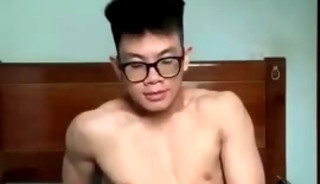 Nghe bảo trai đeo kính thường rất dâm