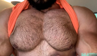 Big Bodybuilder Oils Up Pecs, Flexes and Cums