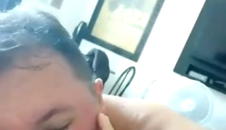 Chupando e apanhando do macho