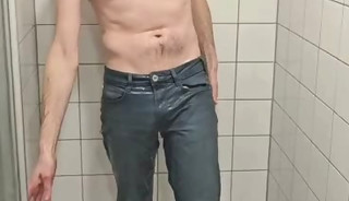 Sneaker Twink Playing under Shower