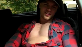 Chongazo clava paja en el auto
