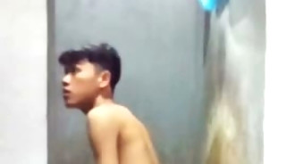 Ngintip cowok mandi badannya sixpack