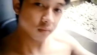 Cowok ganteng mandi coli