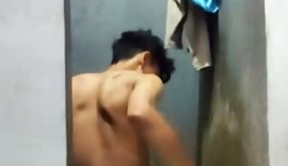 Ngintip cowok mandi