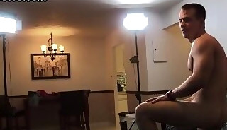 Amateur muscled stud masturbates and cums in closeup