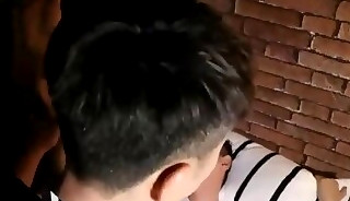 Teo da una ardiente bienvenida a John